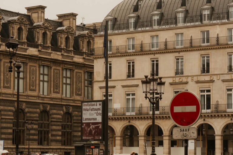 Hôtel ou Airbnb à Paris : Comparatif Complet 2026