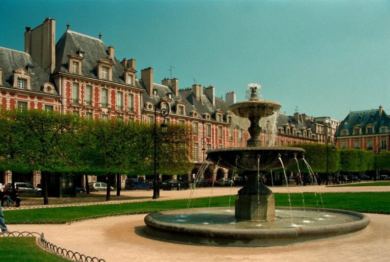 Visiter le Marais à Pied Itinéraire : Guide Complet et Conseils 2026