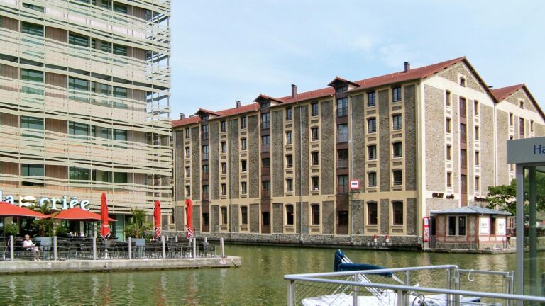 🏨 Où loger dans le Marais près de la Place des Vosges : Guide complet 2026