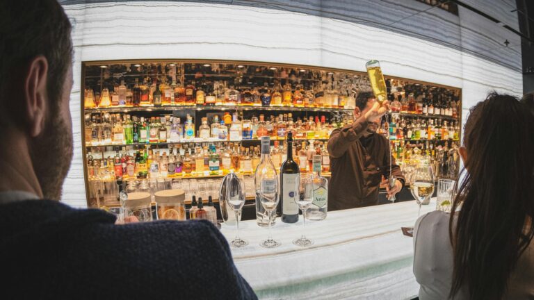 Le Carillon Paris : Le Bar Emblématique du 10e Arrondissement